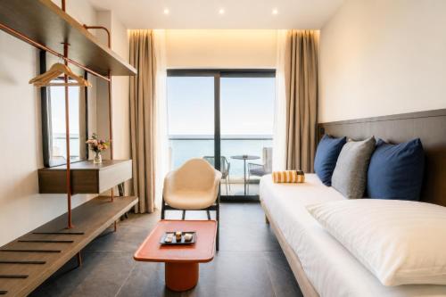 ein Hotelzimmer mit einem Bett und einem Tisch in der Unterkunft Valmar Corfu in Agios Ioannis Peristerion