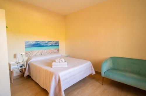 a bedroom with a bed with a painting on the wall at Piso La Buganvilla in Bailén