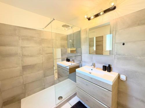a bathroom with two sinks and a shower at Le Cocon de Vabre, maison calme in Onet le Château