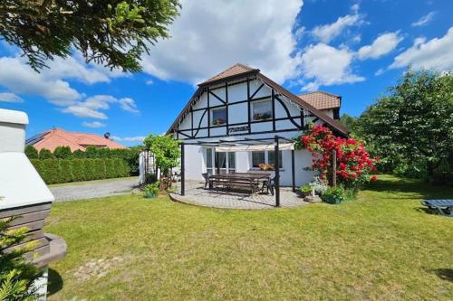 Holiday villa with a garden, close to the lake