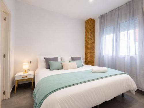Foto FLORIT FLATS - Urban City Nest - AC & WiFi - 10 min City Center 1