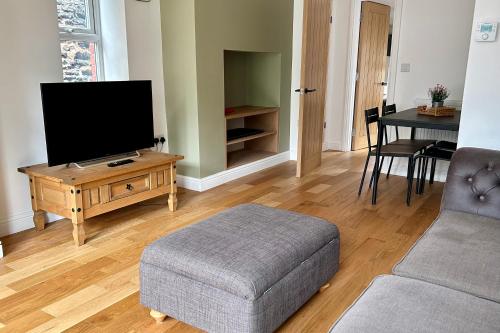 a living room with a tv and a couch at Builth wells stay in Builth Wells