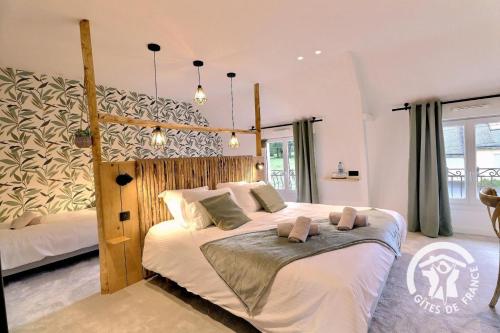 a bedroom with a large bed with a wooden headboard at Rozen in Roz-Landrieux