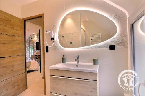 a bathroom with a sink and a mirror on the wall at Rozen in Roz-Landrieux
