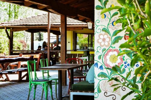 a patio with tables and chairs in a restaurant at Bringatanya in Balatonkenese