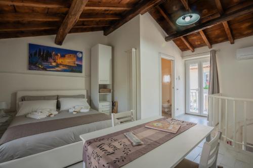 a bedroom with a bed and a table in it at Franciacorta White in Cellatica