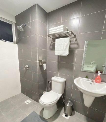 a bathroom with a toilet and a sink at Skyn Heaven Penthouse in Tanah Rata
