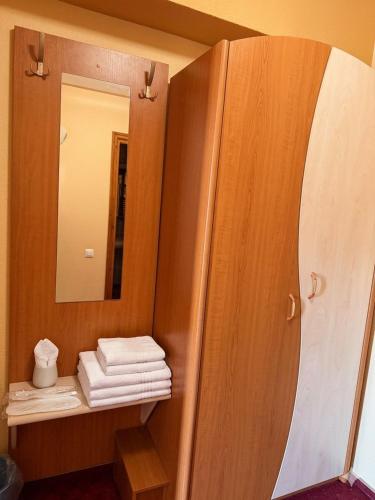 a bathroom with a mirror and a pile of towels at Boeme88 in Eforie Sud