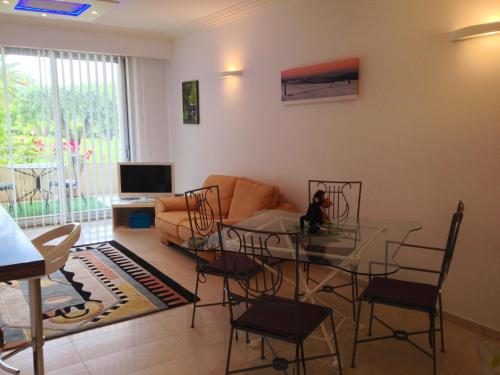 un salon avec une table en verre et un canapé dans l'établissement Appartement Cannes sur Croisette, à Cannes