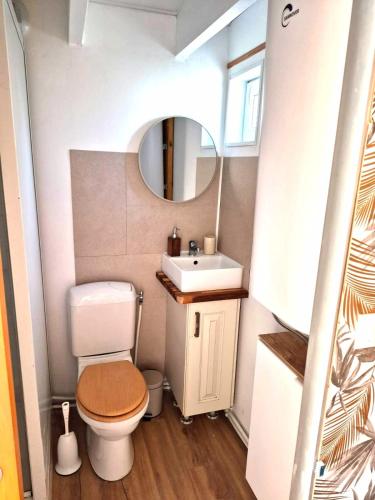 a small bathroom with a toilet and a sink at Cozy Studio in Marck