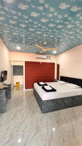 a bedroom with a large bed and a red wall at Beach and Hills Resort Diveager in Kārle