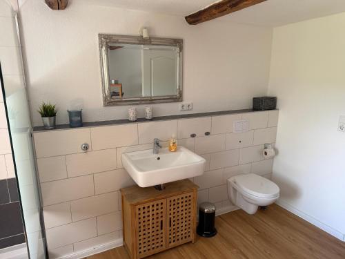 a bathroom with a sink and a toilet at Ferienwohnung im Hooptal in Negenborn