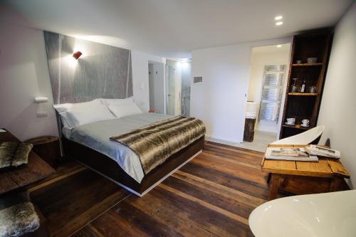 a bedroom with a bed and a wooden floor at Chambres d’hôtes La Latteria in Torgnon