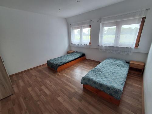 a room with two beds and two windows at Monteurzimmer KM in Delbrück