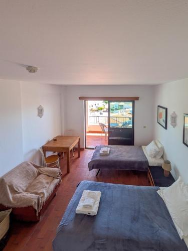 Renovated Sea View Balcony Apt Walk to Beac