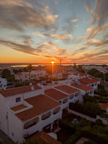 Renovated Sea View Balcony Apt Walk to Beac
