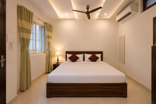 a bedroom with a bed and a window at Shree Sita Sadan in Ayodhya