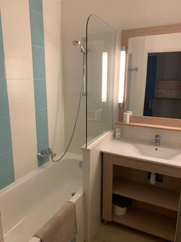 Vacation Studio with Pool, Tennis, Pétanque & Parking