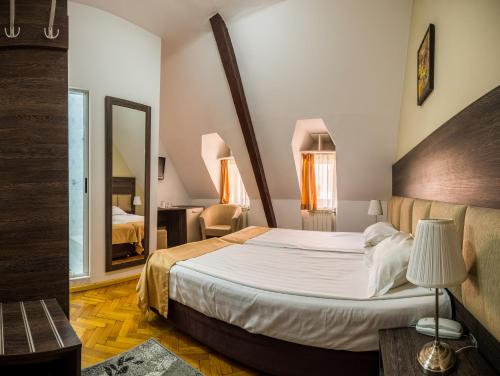 Hotel Rina Cerbul tesisinde bir odada yatak veya yataklar