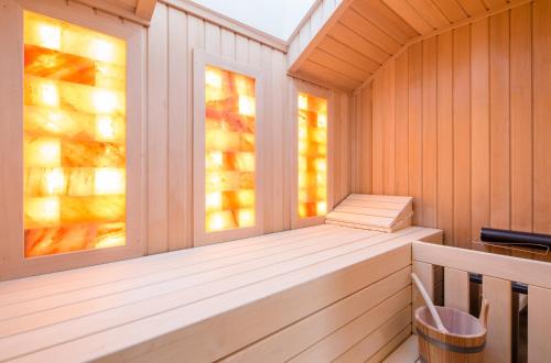 una sauna con banco y 2 ventanas en Chaletdorf-Fanningberg en Weisspriach