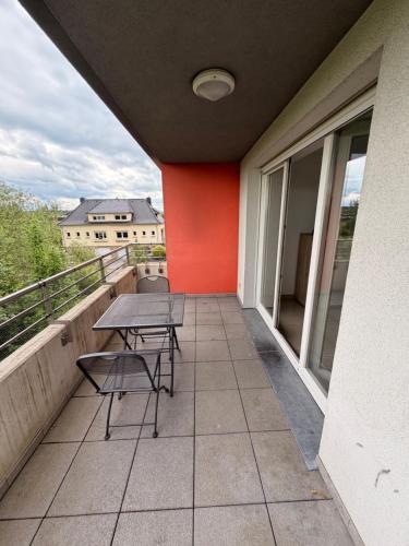 eine Terrasse mit Tisch und Stühlen auf einem Balkon in der Unterkunft Zorro in Bartringen