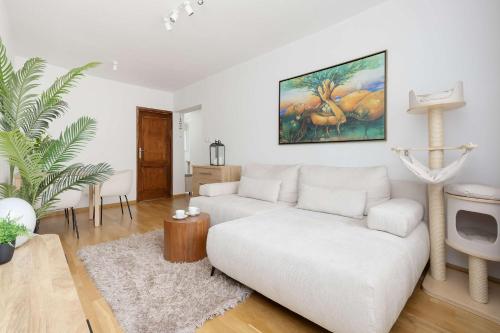 Stylish Apartment with a Balcony in the City Centre by Noclegi Renters