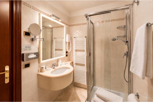 a bathroom with a sink and a shower at Phi Hotel Dei Medaglioni in Correggio