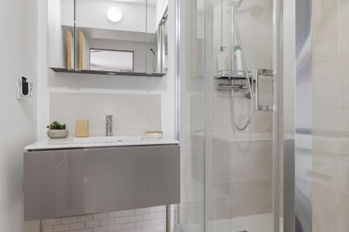 a bathroom with a sink and a shower at Comfy Counord place in Bordeaux