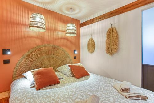 a bedroom with a large bed with two pillows at Appt Ramatuelle - Plage Pampelonne in Ramatuelle