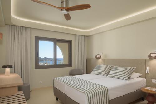 ein Schlafzimmer mit einem Bett und einem Deckenventilator in der Unterkunft Hapimag Resort Damnoni in Damnoni