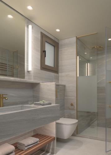 ein Badezimmer mit Toilette, Waschbecken und Dusche in der Unterkunft Hapimag Resort Damnoni in Damnoni