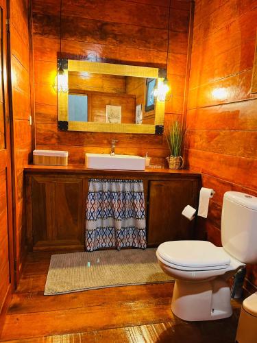 a bathroom with a toilet and a sink at Casa do Príncipe in Santo António