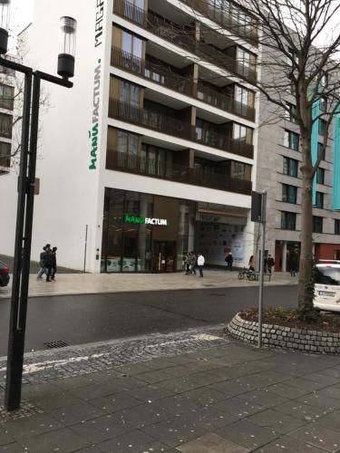 a large building with people walking in front of it at Hochwertig im Herzen Stuttgarts in Stuttgart