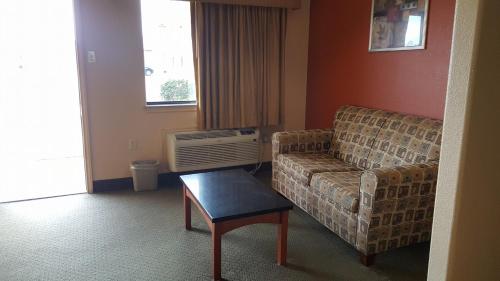 Χώρος καθιστικού στο Budgetel Inn and Suites