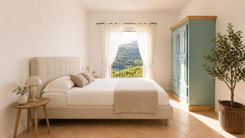 a bedroom with a bed and a window at Apartment Simone in Baja Sardinia