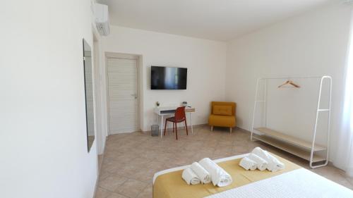 a room with a bed and a desk and a table at Country House Altavilla in Altavilla Silentina