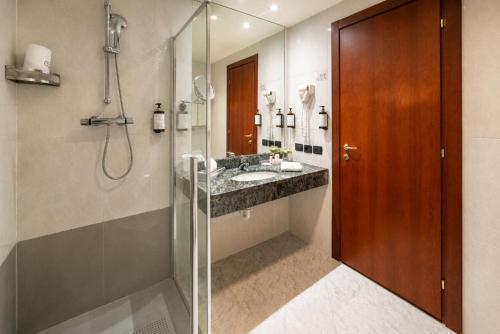 ein Badezimmer mit Waschbecken und Dusche in der Unterkunft Phi Hotel Cavalieri in Bra