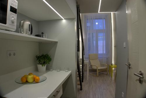 ブダペストにあるHILD-1 Apartmentsのキッチン(カウンターにフルーツの盛り合わせ付)