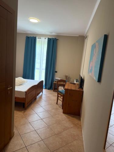 ein Zimmer mit einem Schlafzimmer mit Bett und Schreibtisch in der Unterkunft Origami in Magliano Alfieri