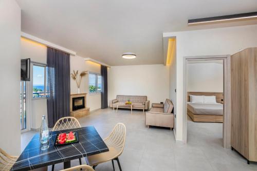 Un pat sau paturi într-o cameră la Arya Hotel