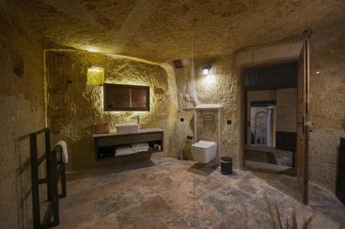a bathroom with a toilet and a sink at Sinasos Evleri in Nevşehir