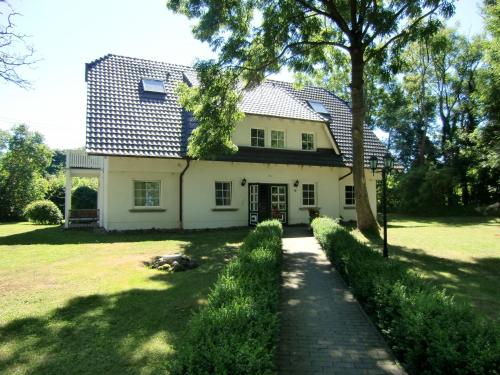 a white house with a gambrel roof at Auszeit auf Rügen in Nardevitz