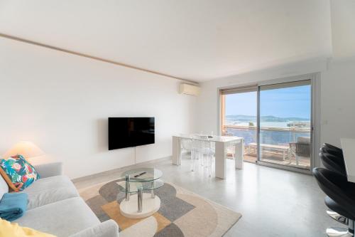 Wonderful View - 2BR Nice Fabron - Parking
