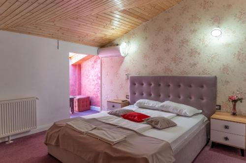 a bedroom with a large bed in a room at Hotel Boutique Casa Vermont in Bucharest