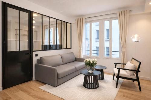 Champs-Elysées - Prestige apartment with lift avenue Matignon