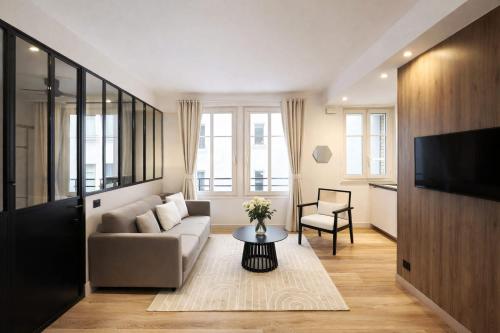 Champs-Elysées - Prestige apartment with lift avenue Matignon