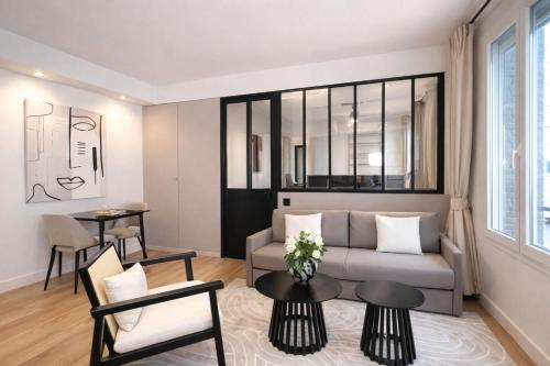 Champs-Elysées - Prestige apartment with lift avenue Matignon