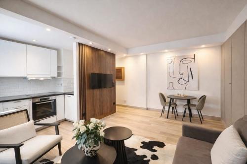 Champs-Elysées - Prestige apartment with lift avenue Matignon