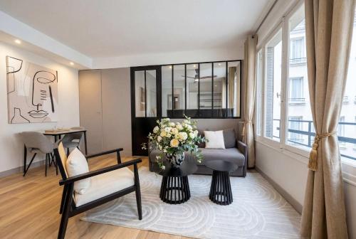 Champs-Elysées - Prestige apartment with lift avenue Matignon