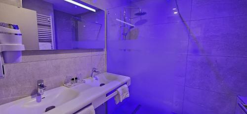 a white bathroom with a sink and a shower at Berg'hotel in Socx
